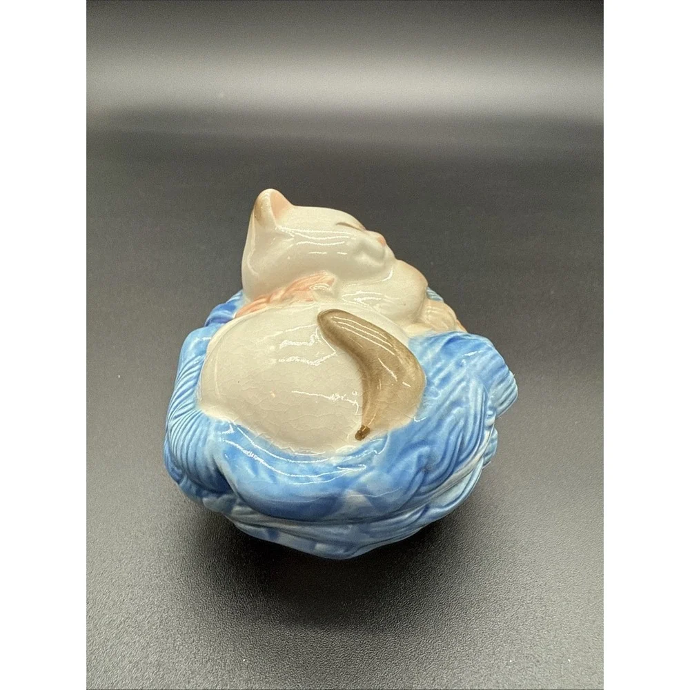 1983 AVON Ceramic Sleeping Siamese Kitty Cat in Basket potpourri Holder Figurine